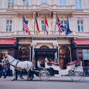 vor dem Hotel Sacher in Wien